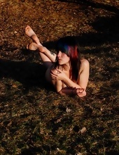 Young mom with colored hair poses naked in outdoor galleries