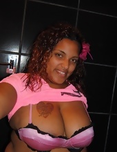 Black milf goes in bath to take selfie pics of her juicy saggy-tits